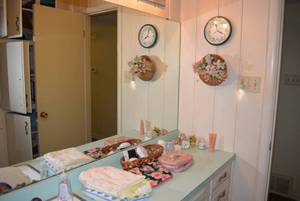 lot 94 image: Contents of Bathroom Blankets, Shower Curtain, Decorations and Cleaning Items