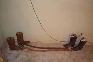 lot 119 image: Mason Leather Cowboy Boots size 9.5, 2 Leather Belts, Justin Boots Size 9D