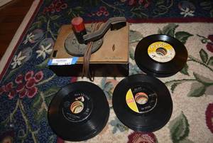 lot 157 image: Vintage RCA Victor Player and 45s, see pictures