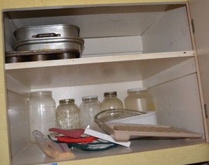 lot 176 image: Roaster Pan, Large Glass Jars, Pizza Pans, Cutting Board and Trach Bags