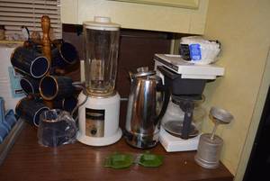 lot 179 image: Coffee Pots, Coffee Cups and Rack Plus Blender, see pictures