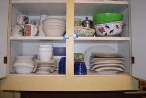 lot 182 image: Plate Sets, Blue Pyrex 6oz Bowls, Serving Bowls and Mugs
