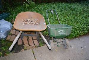 lot 277 image: Scotts 2000 Spreader and Metal Wheelbarrow