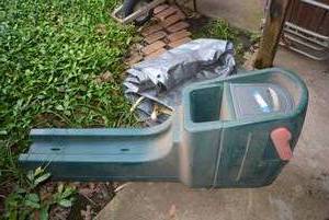 lot 281 image: Plastic U.S. Mailbox