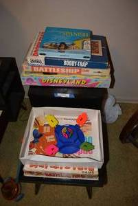 lot 250 image: Spanish Course and Vintage Games Booby-Trap, Battleship, Disneyland Play set, Hands Down