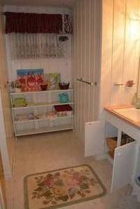 lot 259 image: Contents of Bathroom Rugs, Storage Shelf with Items, Blankets, Cleaning Items and More