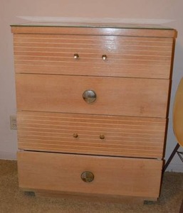 lot 262 image: Harmony House Vintage Dresser with Glass Top