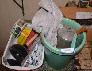 lot 312 image: Green Manual Ice Cream Maker, Aquarium Pump, see pictures