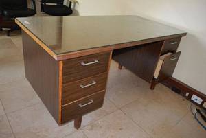 lot 22 image: Laminate and Wood Office Desk with Glass Removeable Top