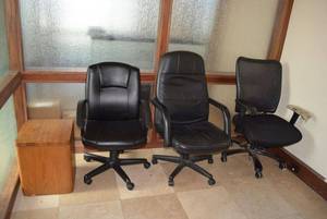 lot 23 image: 3 Office Chairs on Wheels and Small Side Table