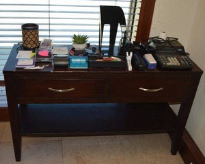 lot 32 image: Riverside Entry Table and Contents, see pictures