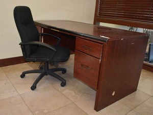 lot 24 image: Sauder Woodworking Office Desk and Chair