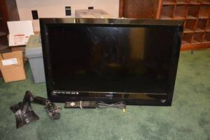 lot 60 image: Vizio 32 TV Model E320VL