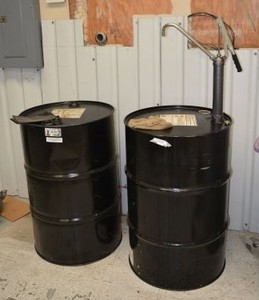 lot 68 image: 2 - 55Gal Steel Drums with Pump as shown both are empty and were for motor oil