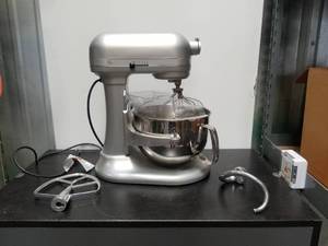 lot 1 image: Kitchen Aid Professional 600 Mixer