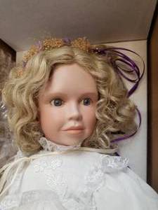 lot 5 image: Collectible Porcelain Doll