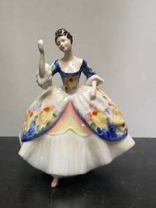 lot 7 image: Vintage Figurine