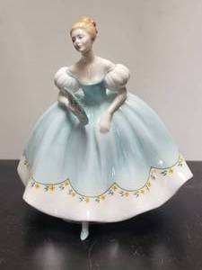 lot 9 image: Vintage Figurine