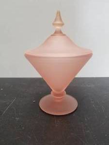 lot 13 image: Vintage pink glass dish