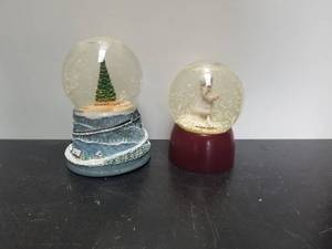 lot 22 image: Snow Globes
