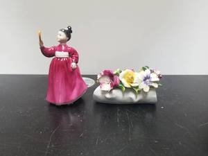 lot 25 image: Vintage figurine