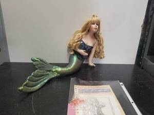lot 33 image: Collectible Doll
