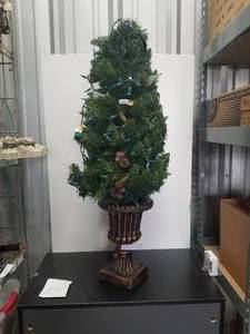 lot 44 image: Christmas Decorations