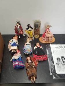 lot 46 image: Collectible Dolls