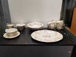 lot 56 image: Vintage dish set