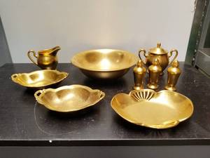 lot 70 image: Pickard China pieces