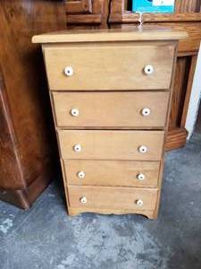 lot 214 image: Furniture