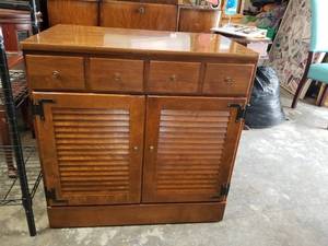lot 220 image: Furniture