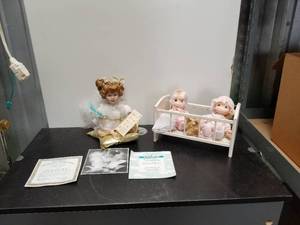 lot 91 image: Collectible Dolls