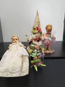 lot 102 image: Collectible Dolls
