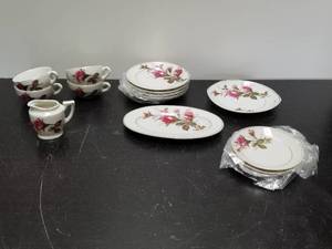 lot 112 image: Doll dishes