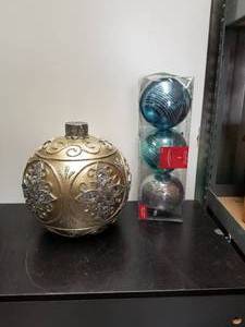 lot 122 image: Christmas Decorations