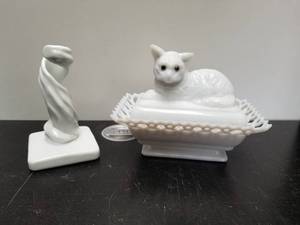lot 127 image: Collectible Milk glass