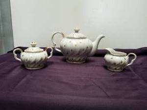 lot 136 image: Household items