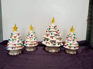 lot 146 image: Christmas Decorations