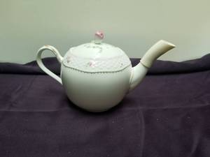 lot 178 image: Collectable Tea Pot