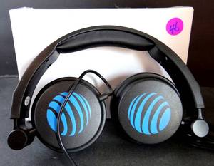 lot 46 image: AT&T BRANDED WIRED HEADPHONES - IN BOX