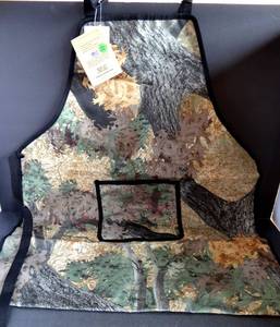 lot 52 image: CASUAL OUTFITTERS CAM STYLE BBQ APRON - NEW W TAGS
