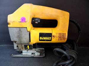 lot 117 image: DEWALT DW318 120V CORDED VS ORBITAL JIG SAW - TESTED - STRONG MOTOR