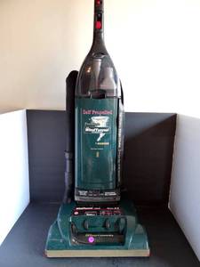 lot 120 image: Hoover U6485900 Self Propelled Windtunnel Upright HEPA Vacuum great suction