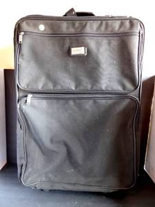lot 124 image: LARGE HARBOR VIEW TRAVEL SUITCASE ON WHEELS - USED