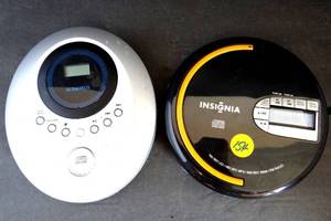 lot 154 image: LOT OF 2 VINTAGE CD PLAYERS - INSIGNIA & AUDIOVOX