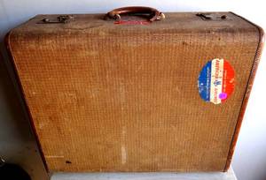 lot 225 image: VINTAGE SUITCASE WITH KEY