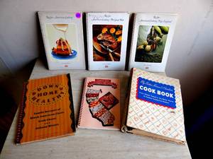 lot 238 image: ASSORTMENT OF VINTAGE COOK BOOK  RECIPES
