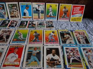 lot 281 image: LARGE ASSORTMENT OF TOPPS BASEBALL & STICKER CARDS