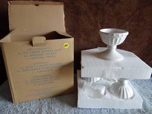 lot 289 image: AVON - SET OF 4 ICE CREAM BOWLS - NEVER USED